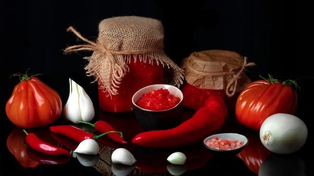 Ajika from tomatoes and garlic for the winter without cooking