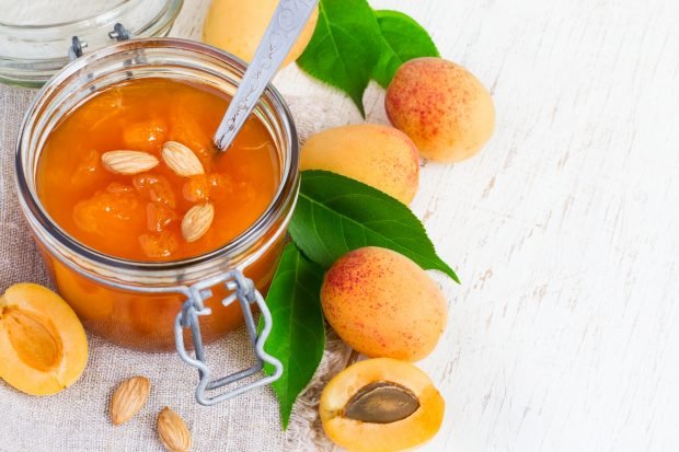 Apricot jam with kernels from bones