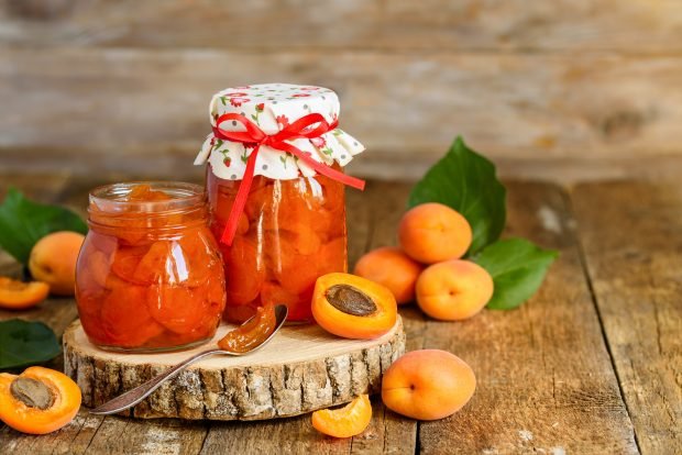 Apricot jam with slices