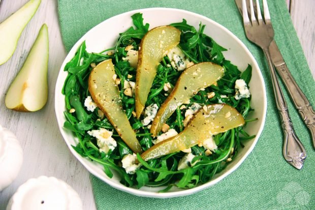 Arugula salad, caramelized pear and Gorgonzole