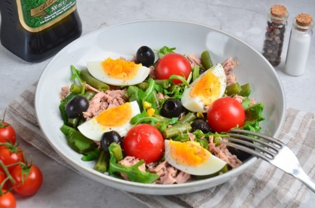 Arugula salad, olives and tuna