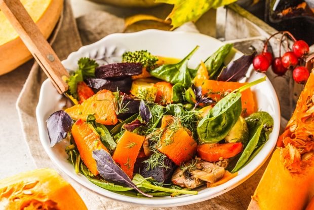 Autumn salad with mushrooms and pumpkin