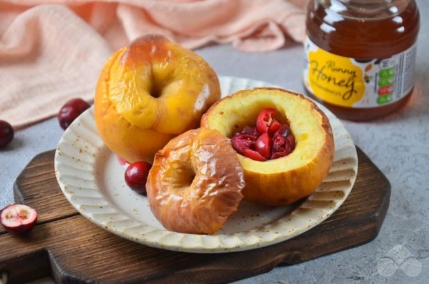 Baked apples with cranberries