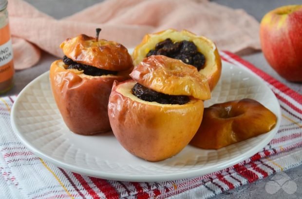 Baked apples with raisins and cinnamon