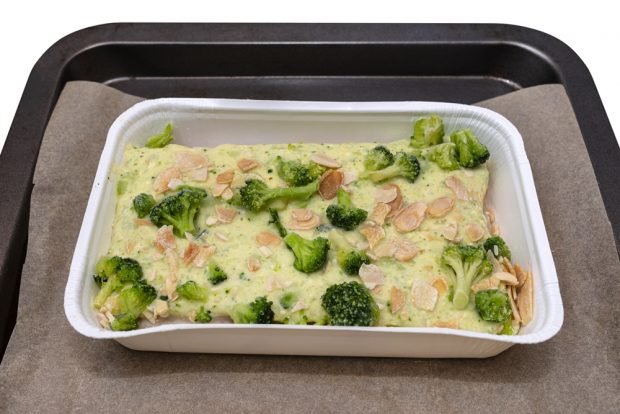 Baked pollock with broccoli and sour cream