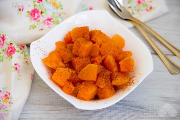 Baked pumpkin with honey and cinnamon