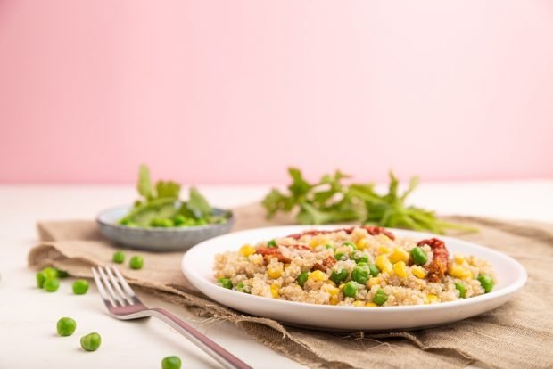 Barley porridge with dried tomatoes