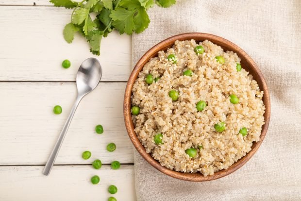 Barley porridge with green peas