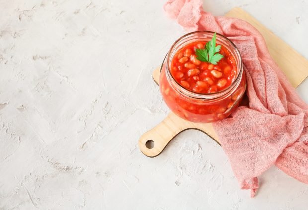 Beans in tomato for the winter