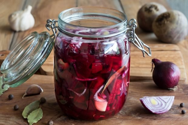 Beetroot and purple onion salad