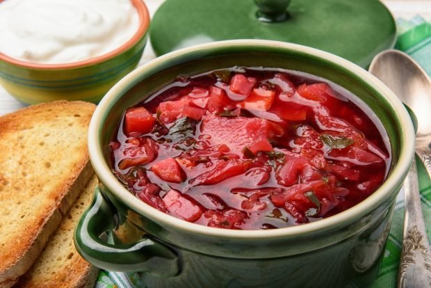 Borsch with beetroot tops