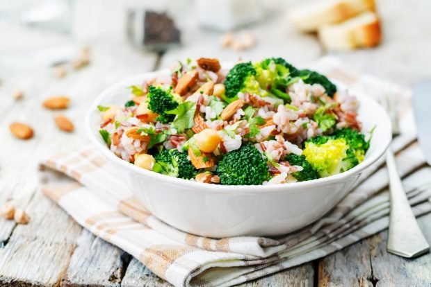 Broccoli salad, rice, chickpeas and almond