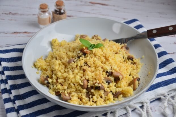 Bulgur with mushrooms and onions