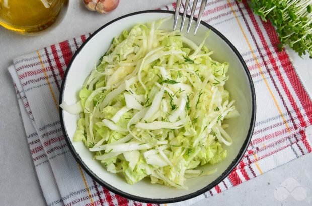 Cabbage salad with greens