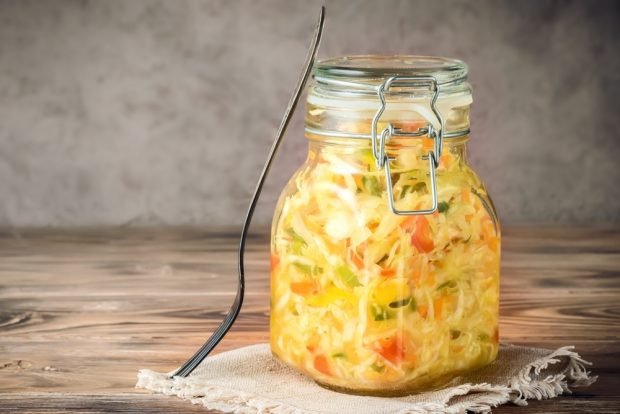 Cabbage salad with pepper and herbs