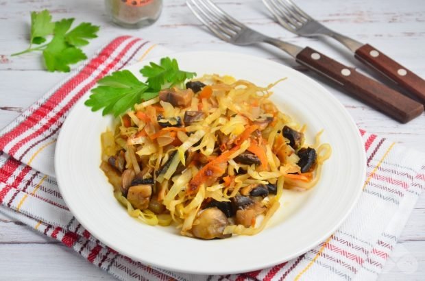 Cabbage stewed with champignons