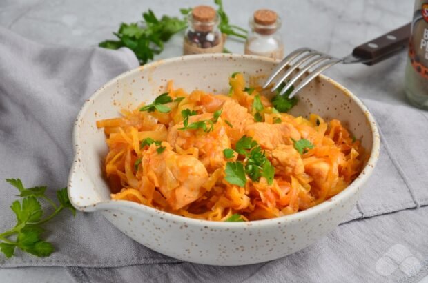 Cabbage stewed with chicken