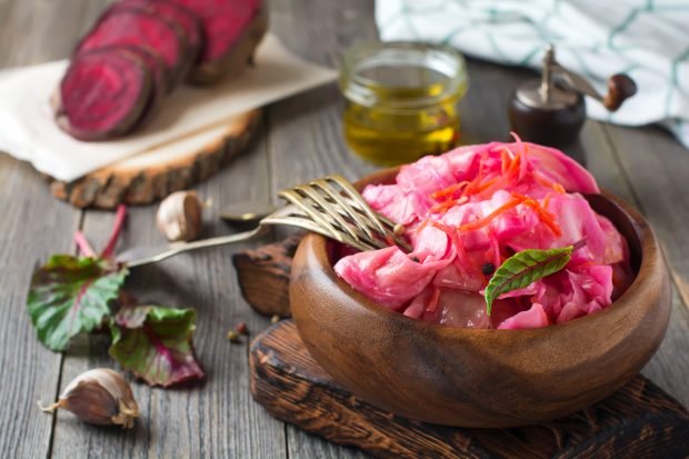 Cabbage with beets for the winter