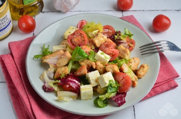 Caesar salad with chicken and feta