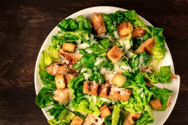 Caesar salad with grilled chicken