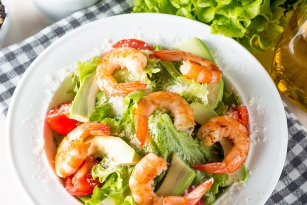 Caesar salad with shrimp and avocado