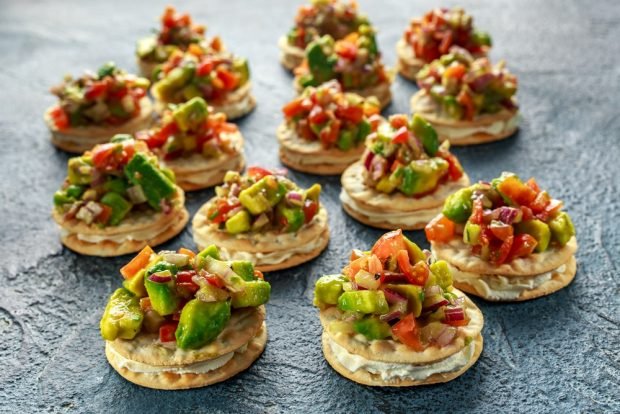 Canapes with vegetable salsa and cottage cheese