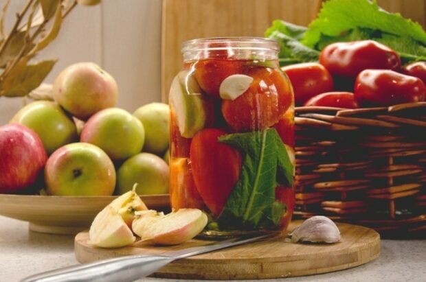 Canned tomatoes with apples without vinegar