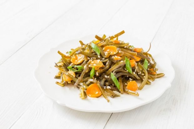 Carrot and sea cabbage salad