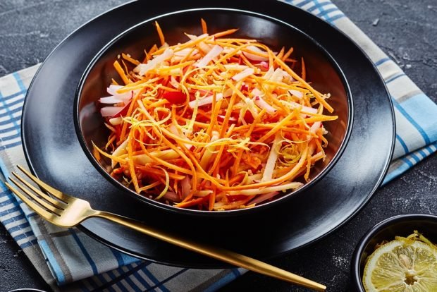 Carrot salad with apple and radish