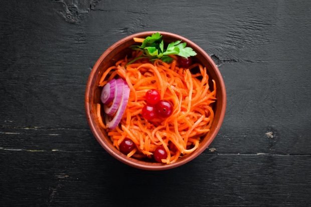 Carrots in Korean with cranberry and onions