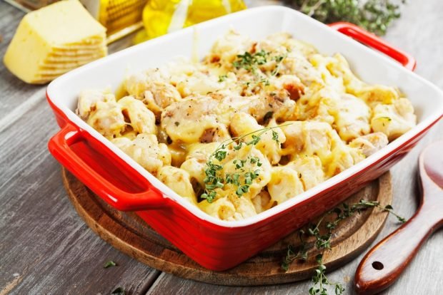 Casserole of colored cabbage with chicken and cheese