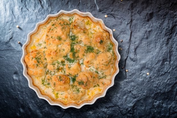 Casserole of colored cabbage with sour cream and herbs