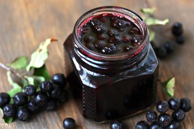 Chernivopa jam with cherry leaf