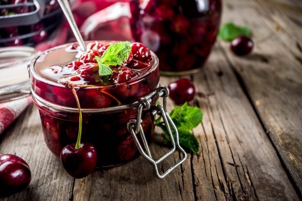 Cherry jam without sugar