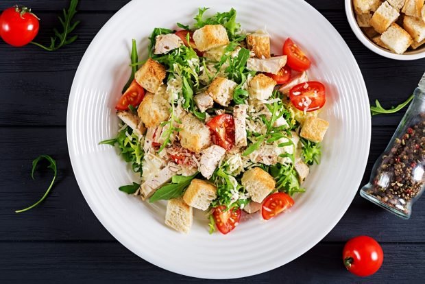 Chicken salad and crackers