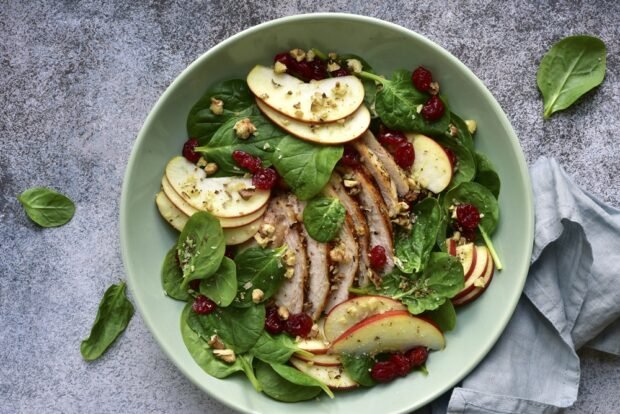 Chicken salad, spinach and apples