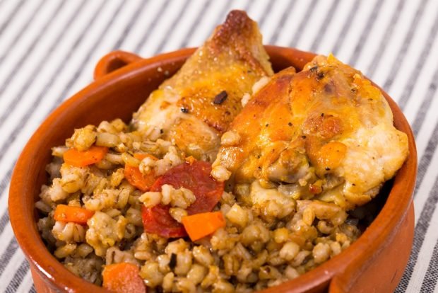 Chicken with barley porridge in pots