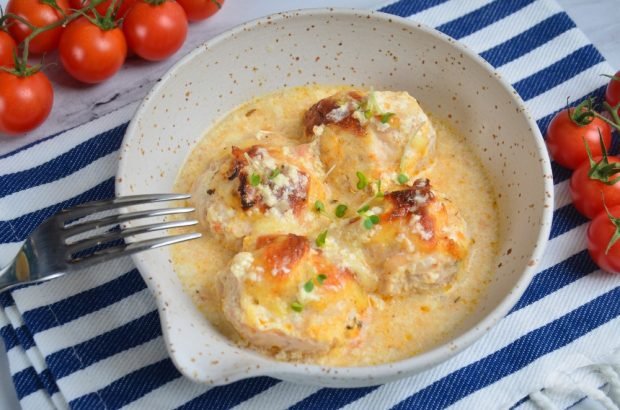 Chicken yokes in cream with paprika