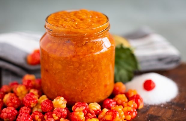 Cloudberry jam without bones