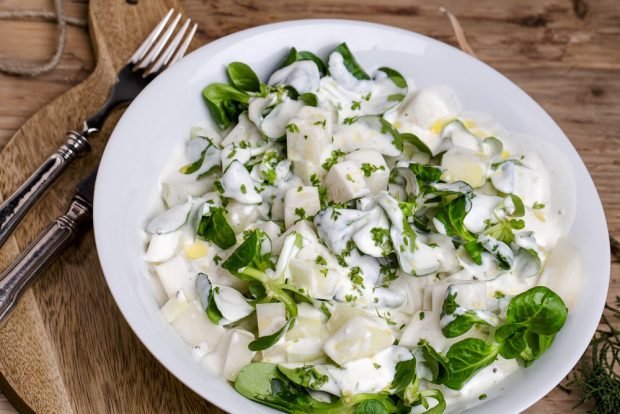 Cohllabi salad, greens and sour cream