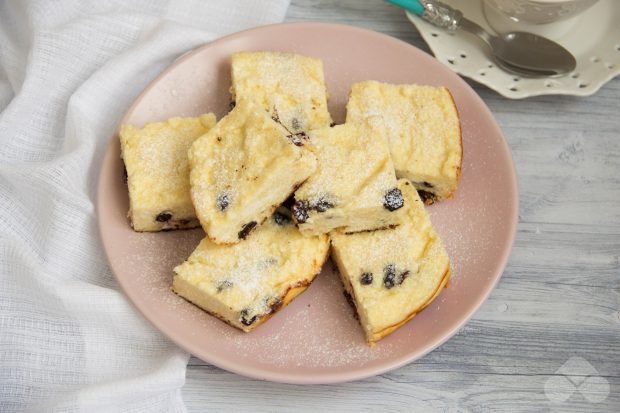 Cottage cheese casserole with raisins in a slow cooker