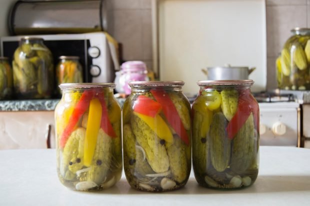 Cucumbers with pepper for the winter in banks