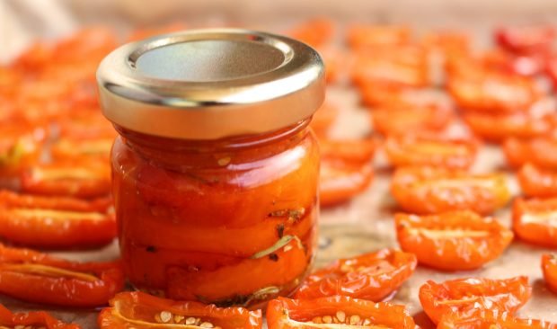 Dried tomatoes in the oven with butter and garlic for the winter