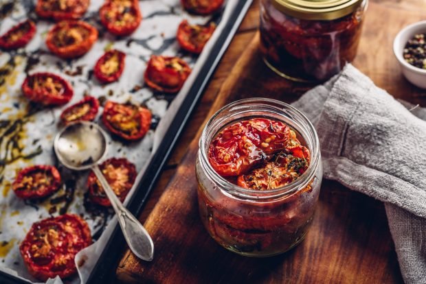 Dried tomatoes with garlic in the oven for the winter