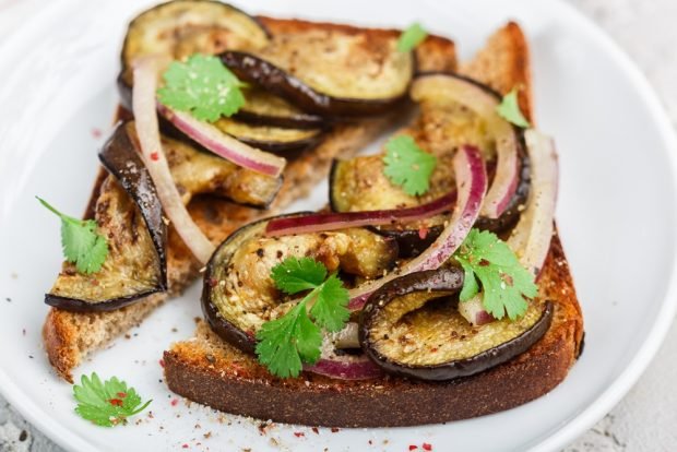 Eggplant sandwiches and onions