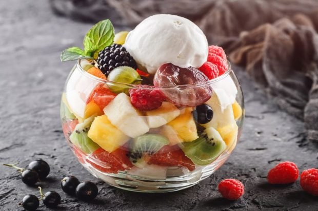 Fruit salad with ice cream