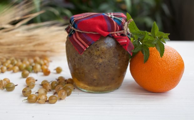 Gooseberries with orange and banana for the winter without cooking