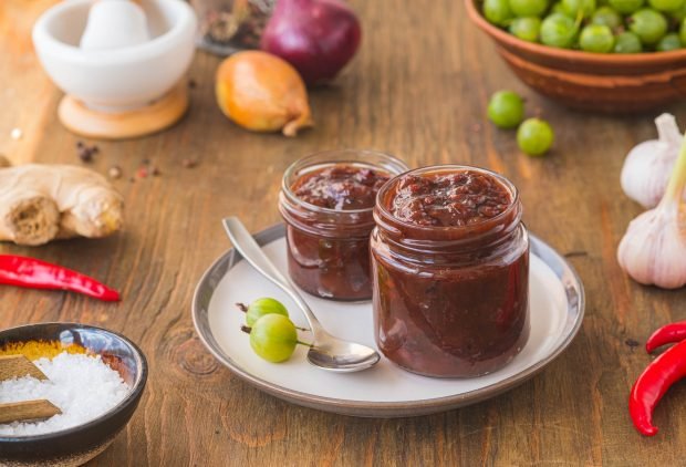 Gooseberry sauce to meat for the winter