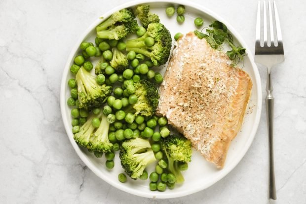 Gorbusha with green peas in the oven