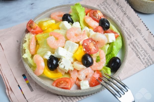 Greek salad with shrimp